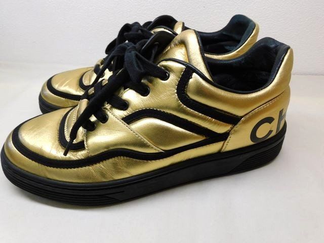 Chanel 37 Low Cut Sneakers Leather Gold Logo CC — view 3