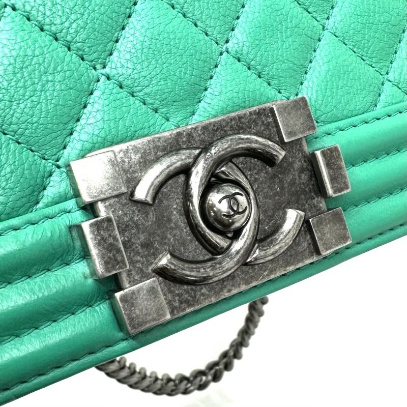 Chanel Boy Shoulder Bag Calfskin Green Silver Chain Bag Double CC Logo Quilted — view 9