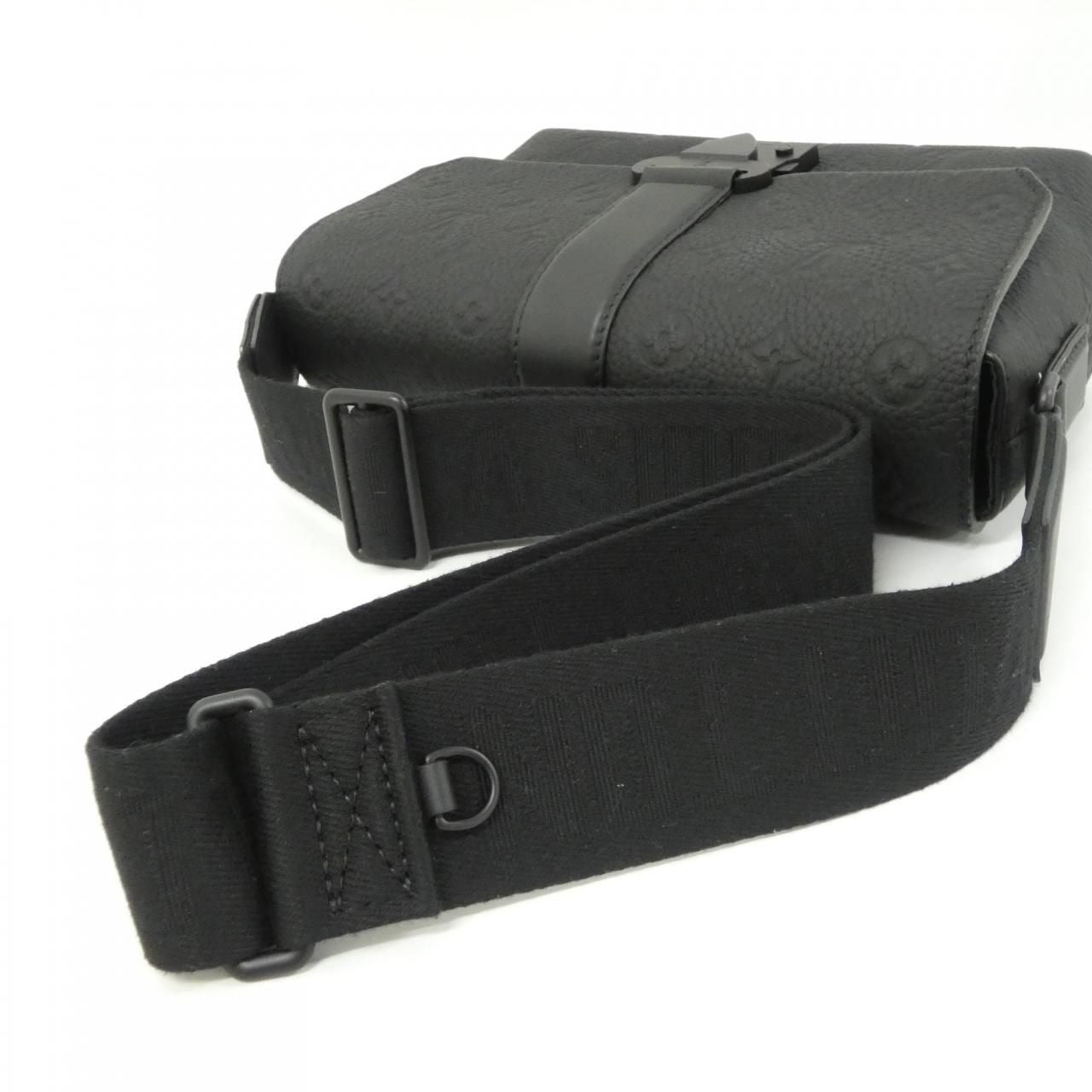 Louis Vuitton Taurillon Monogram S Cape Messenger Shoulder — view 9