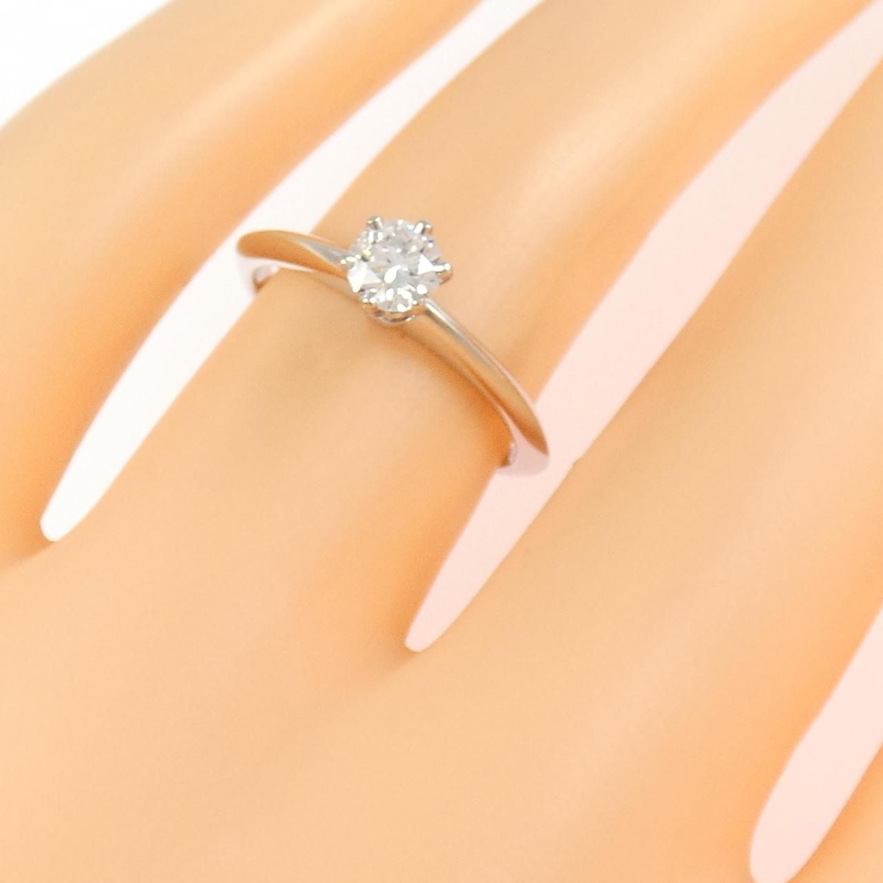 Tiffany & Co Classic Solitaire Ring D — view 5