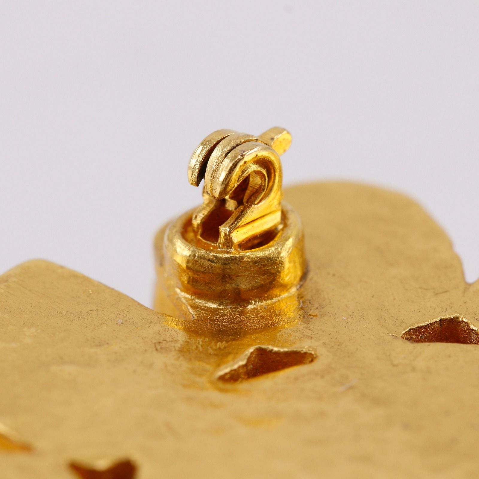 Chanel CC Logo Vintage Gold Plated Brooch — view 5