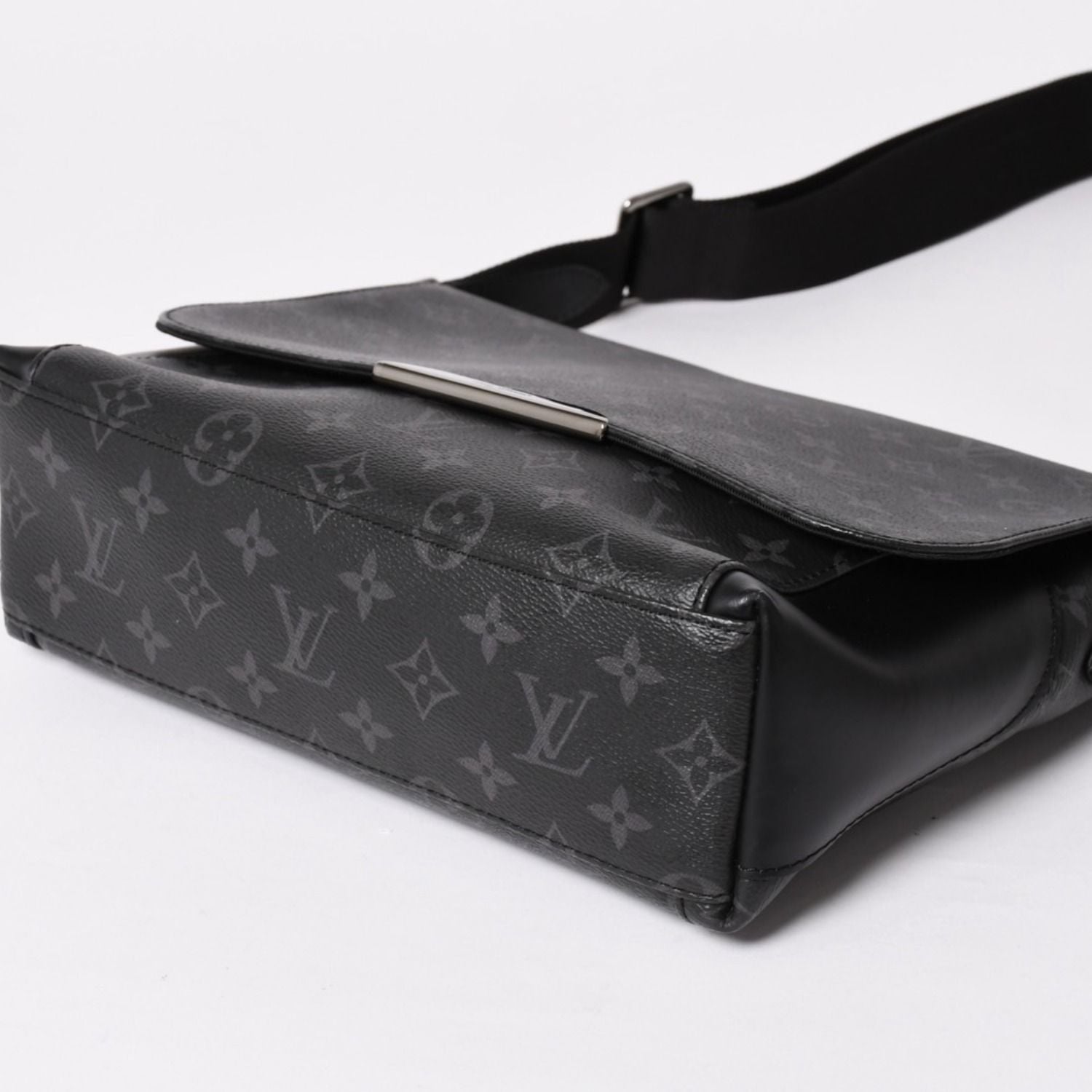 Louis Vuitton Messenger PM Explorer Monogram Black Eclipse Silver — view 8