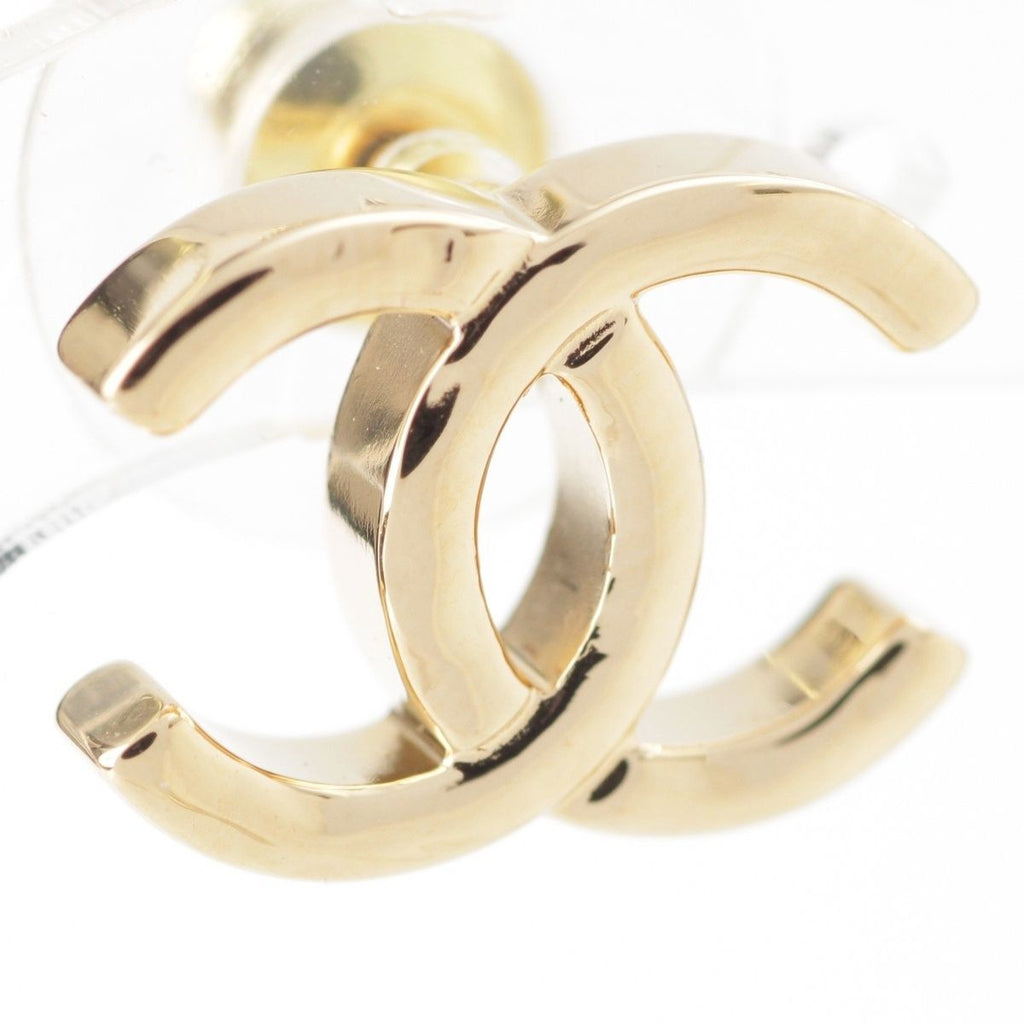 Chanel CC Logo Earrings Gold — view 4