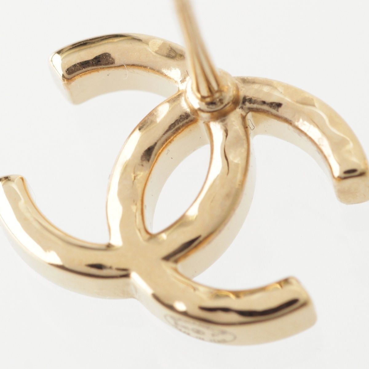 Chanel CC Logo Earrings Gold — view 6