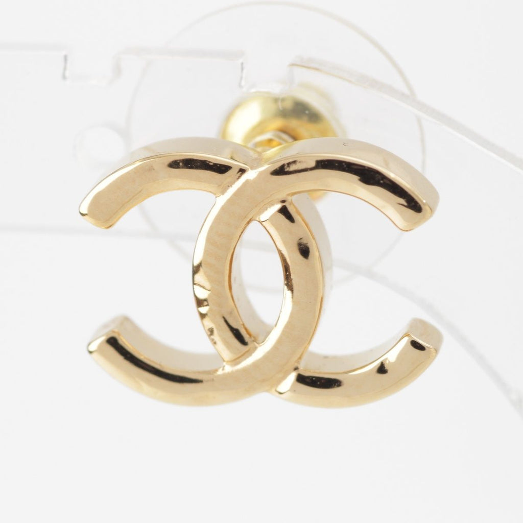 Chanel CC Logo Earrings Gold — view 3