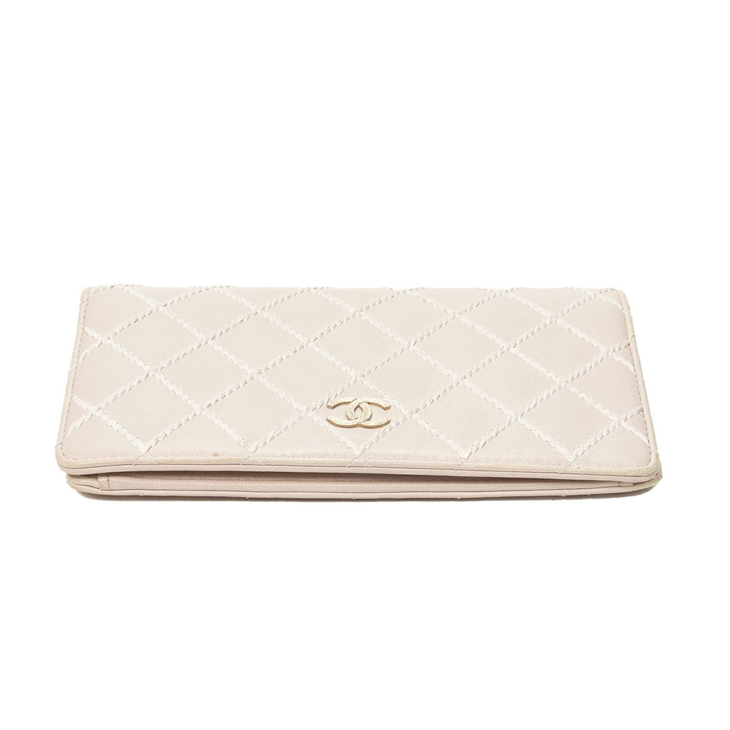 Chanel CC Wild Stitch L Yen Wallet Light Pink Quilted Lambskin Leather — view 3