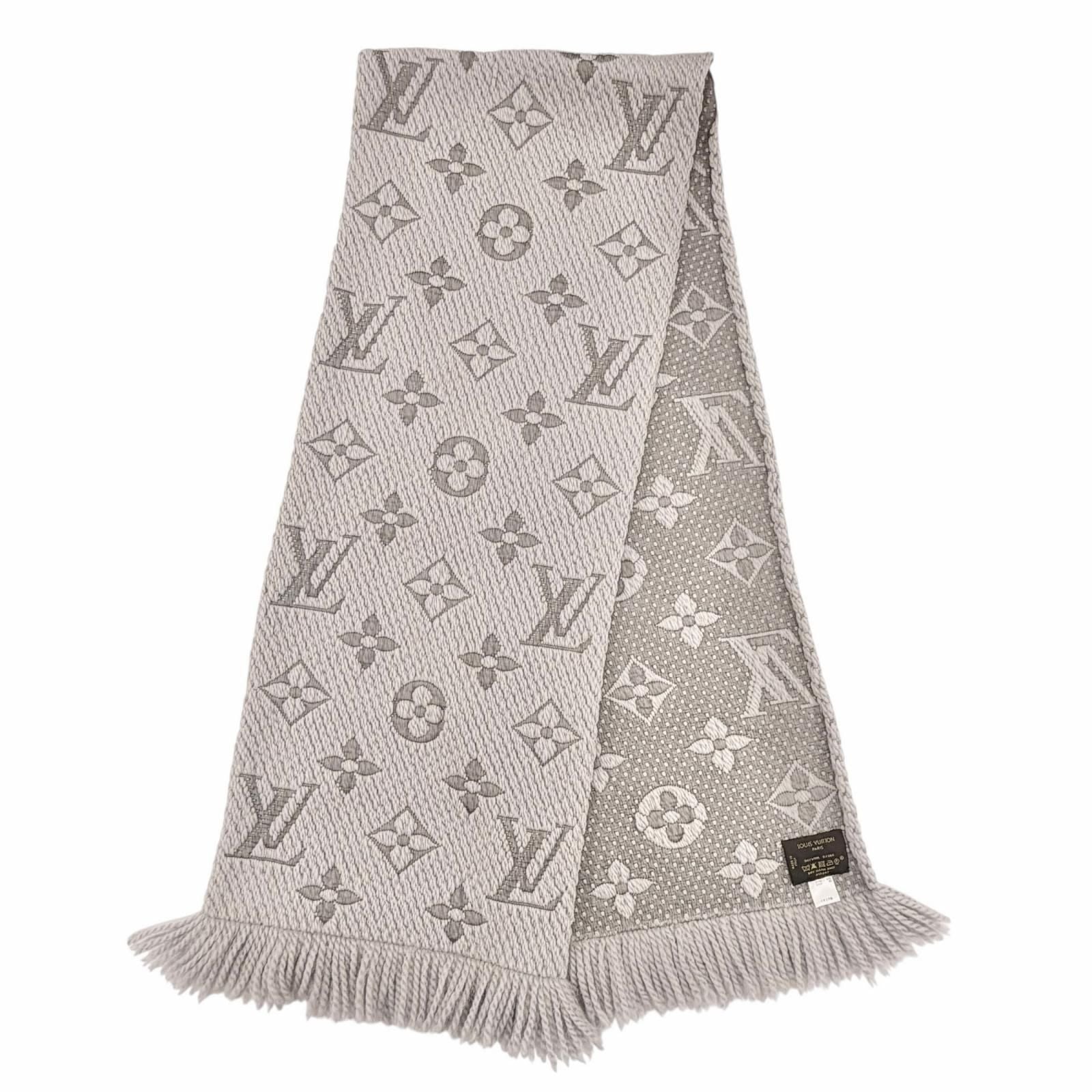 Louis Vuitton Echarpe Logo Mania Wool Silk Scarf with Fringe Gray — view 2