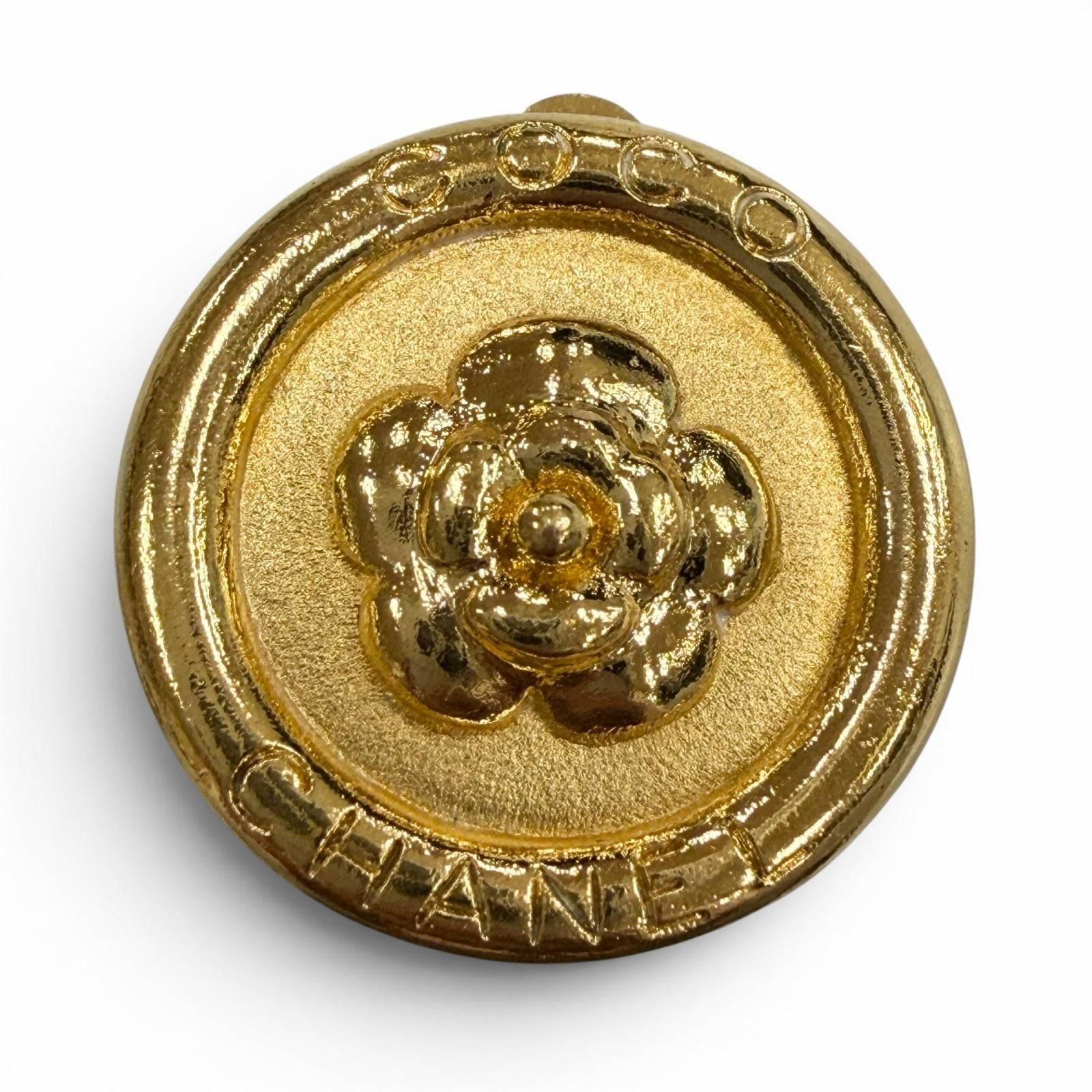 Chanel Vintage Camellia Round Earrings Gold — view 4