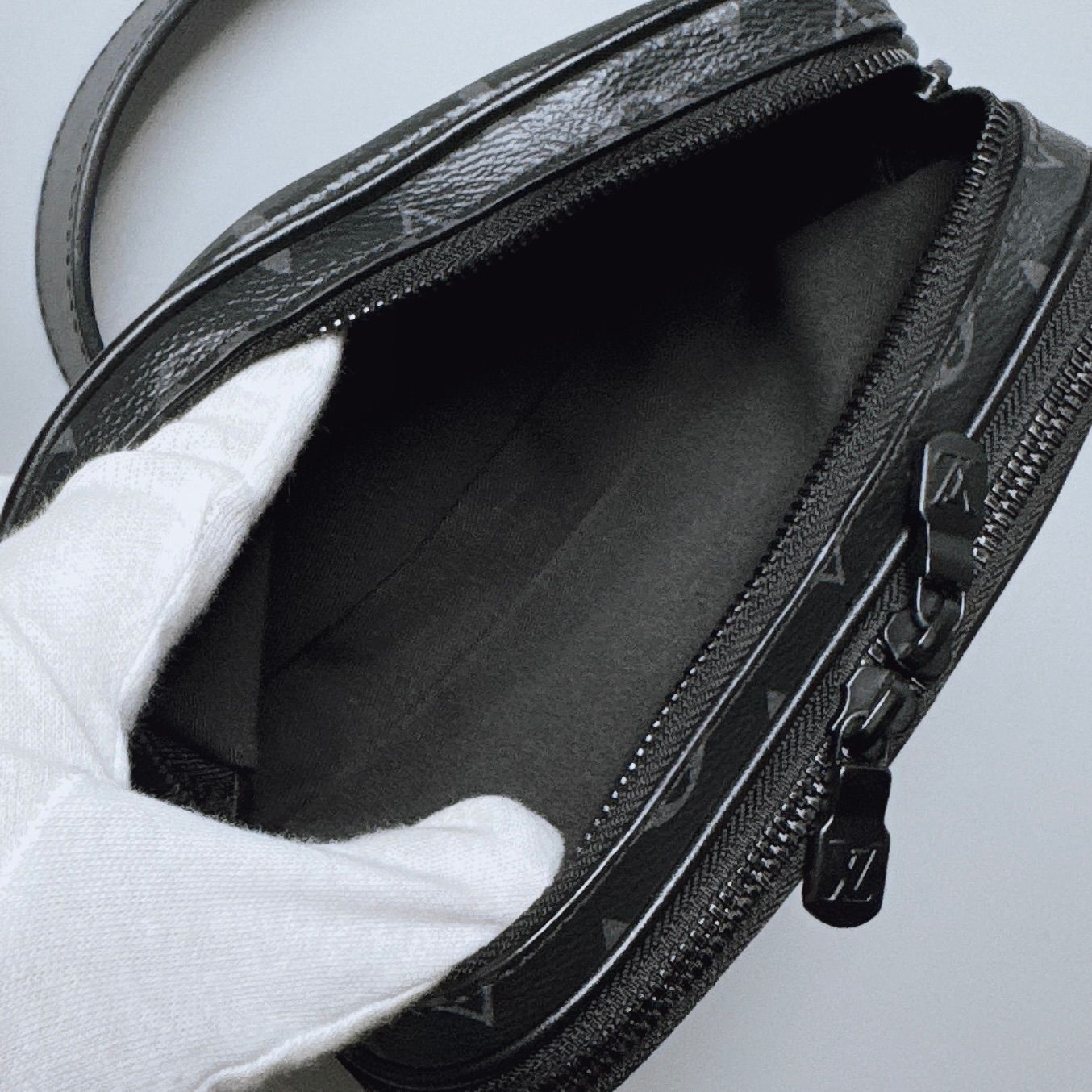 Louis Vuitton Vitton Monogram Eclipse Alpha Messenger — view 3