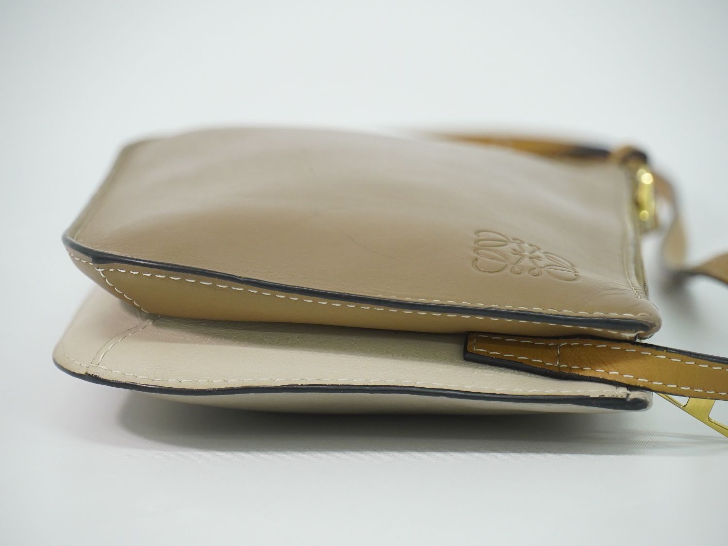 Loewe Gate Double Zip Pouch Anagram Shoulder Bag Pochette Leather Beige Gray — view 4