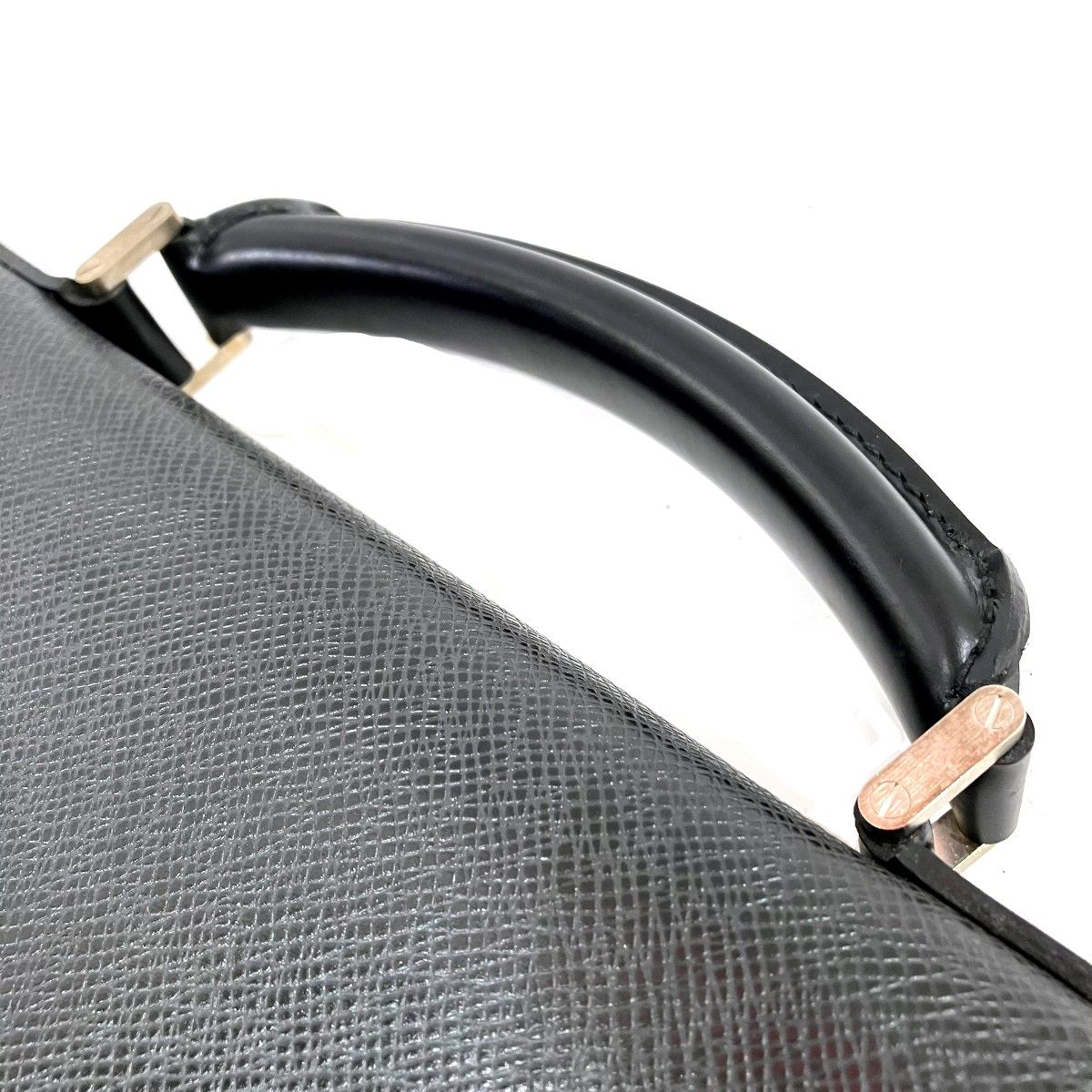 Louis Vuitton Robusto 1 Taiga Business Bag Leather — view 9