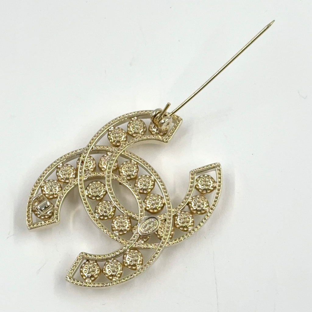 Chanel CC Logo Pearl Faux Gold White Brooch — view 3