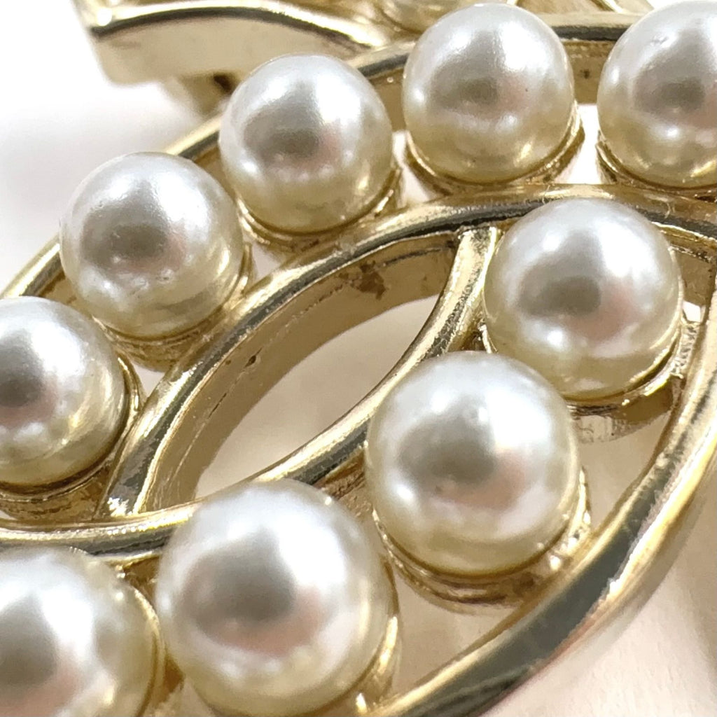 Chanel CC Logo Pearl Faux Gold White Brooch — view 9
