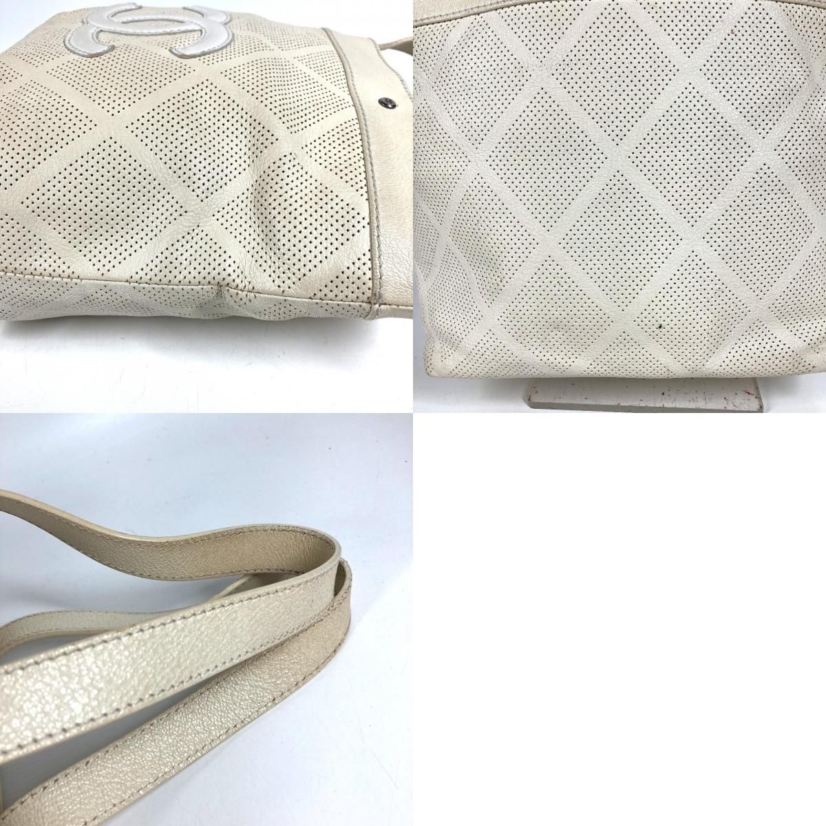 Chanel Tote Logo CC Quilted Leather Ivory — view 9