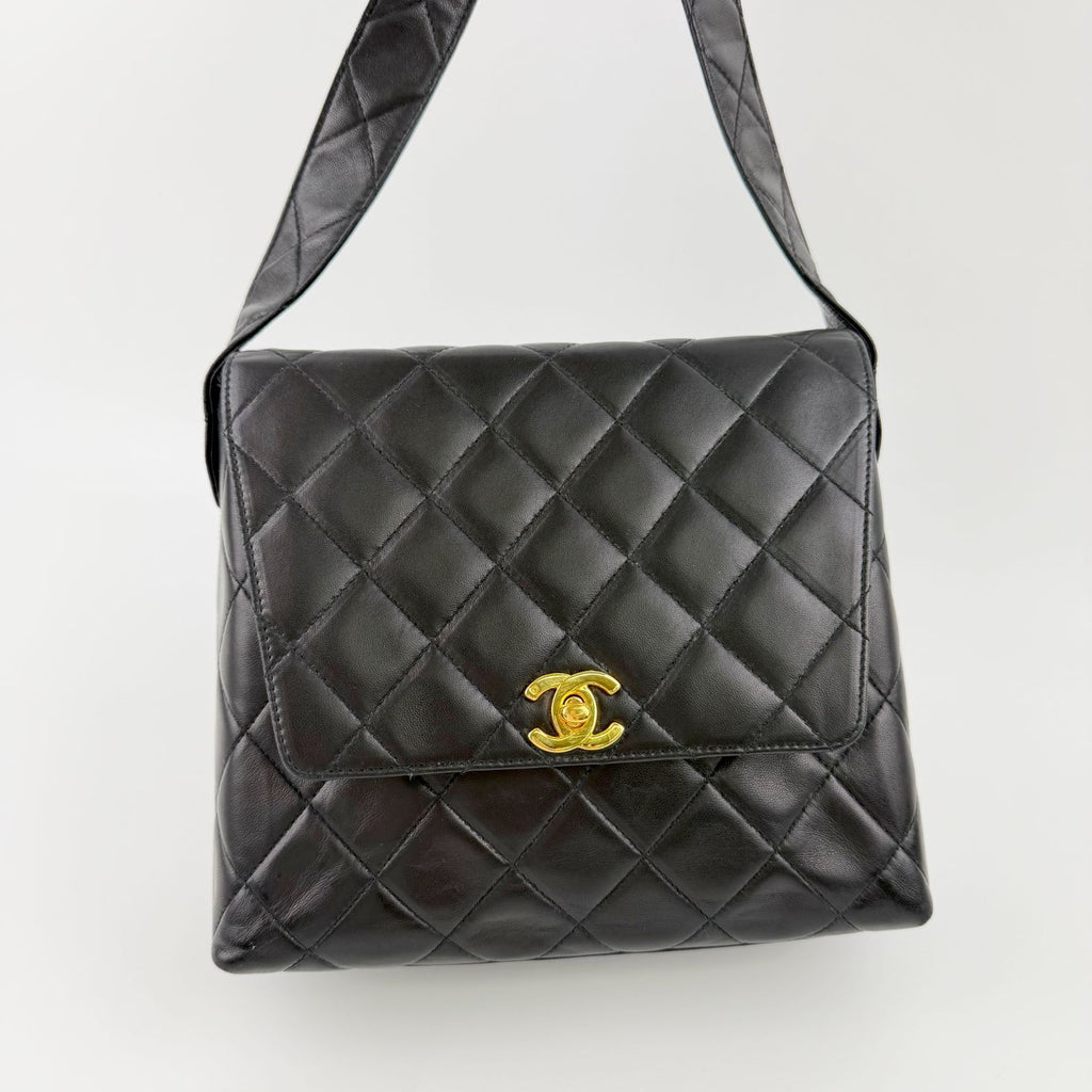 Chanel Quilted CC Logo Turnlock Crossbody Shoulder Bag Leather Black Gold — view 4