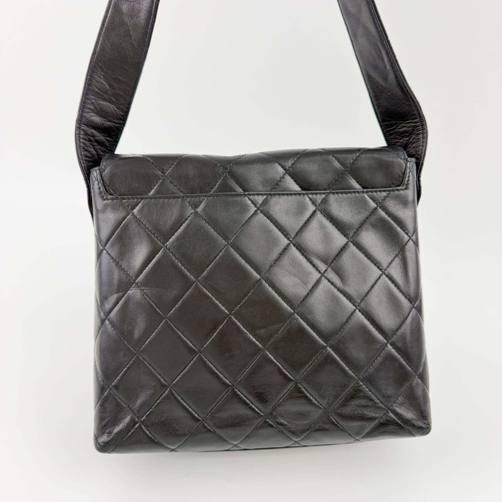 Chanel Quilted CC Logo Turnlock Crossbody Shoulder Bag Leather Black Gold — view 5