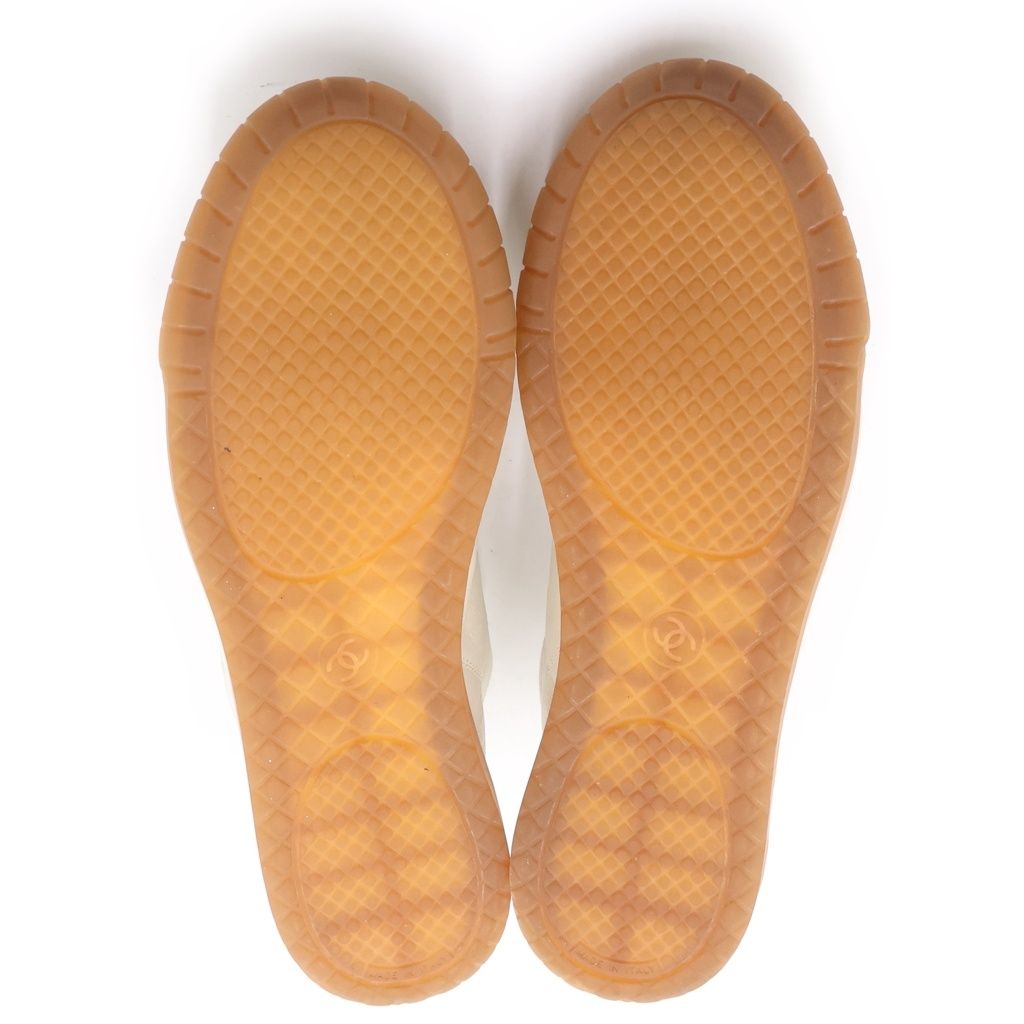 Chanel CC Logo Low Cut Leather Sneakers White — view 5