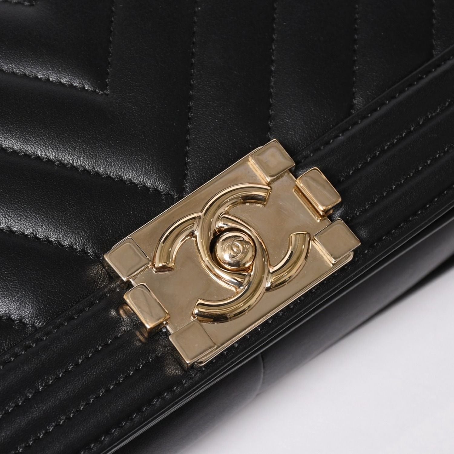 Chanel Boy Chain Shoulder Bag V-shaped Stitch Chevron CC Logo Lambskin Black — view 7