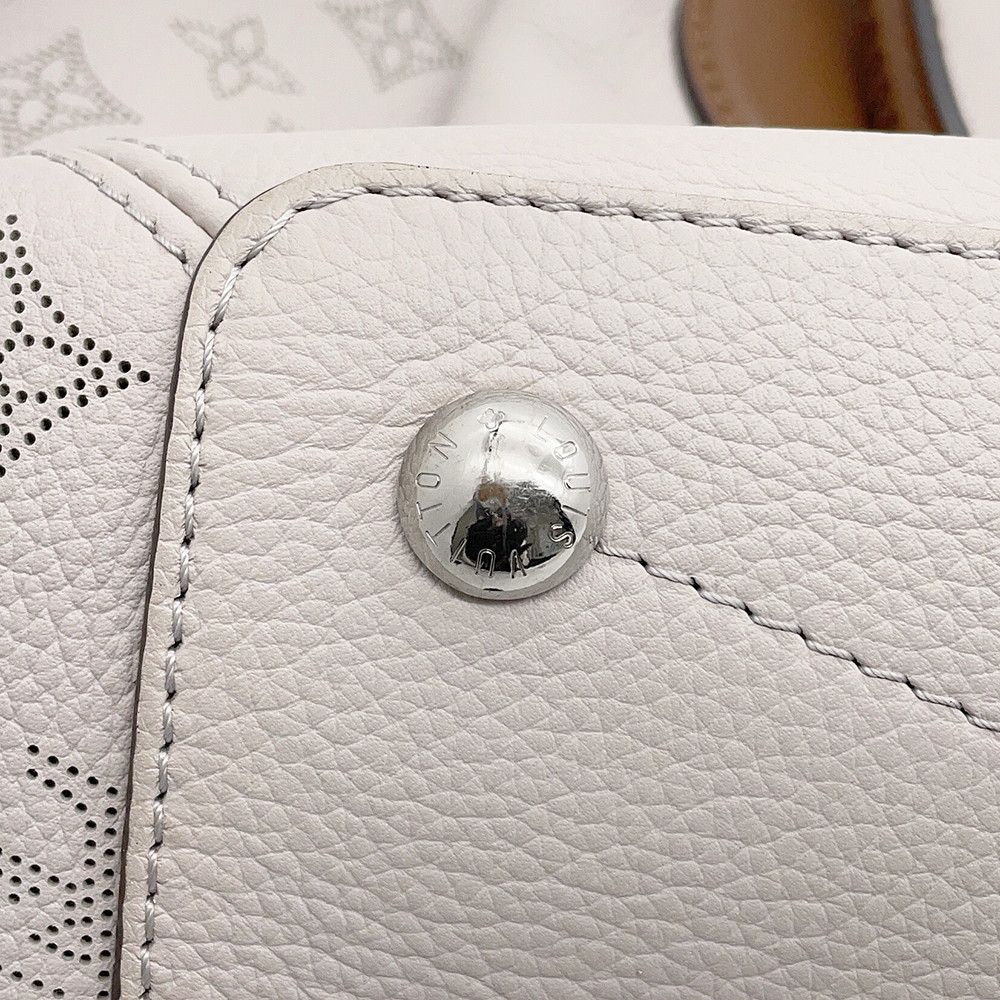 Louis Vuitton Monogram Mahina Haumea 2-Way Shoulder Bag Omea — view 9