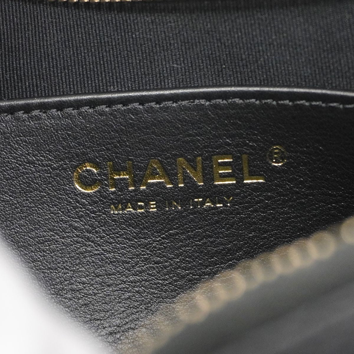 Chanel Shoulder Bag 19 Leather Black Gold — view 5