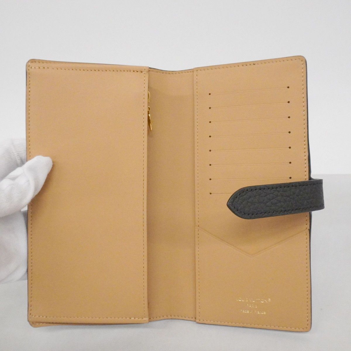 Louis Vuitton Wallet Capucines Taurillon LV Vertical Noir — view 3