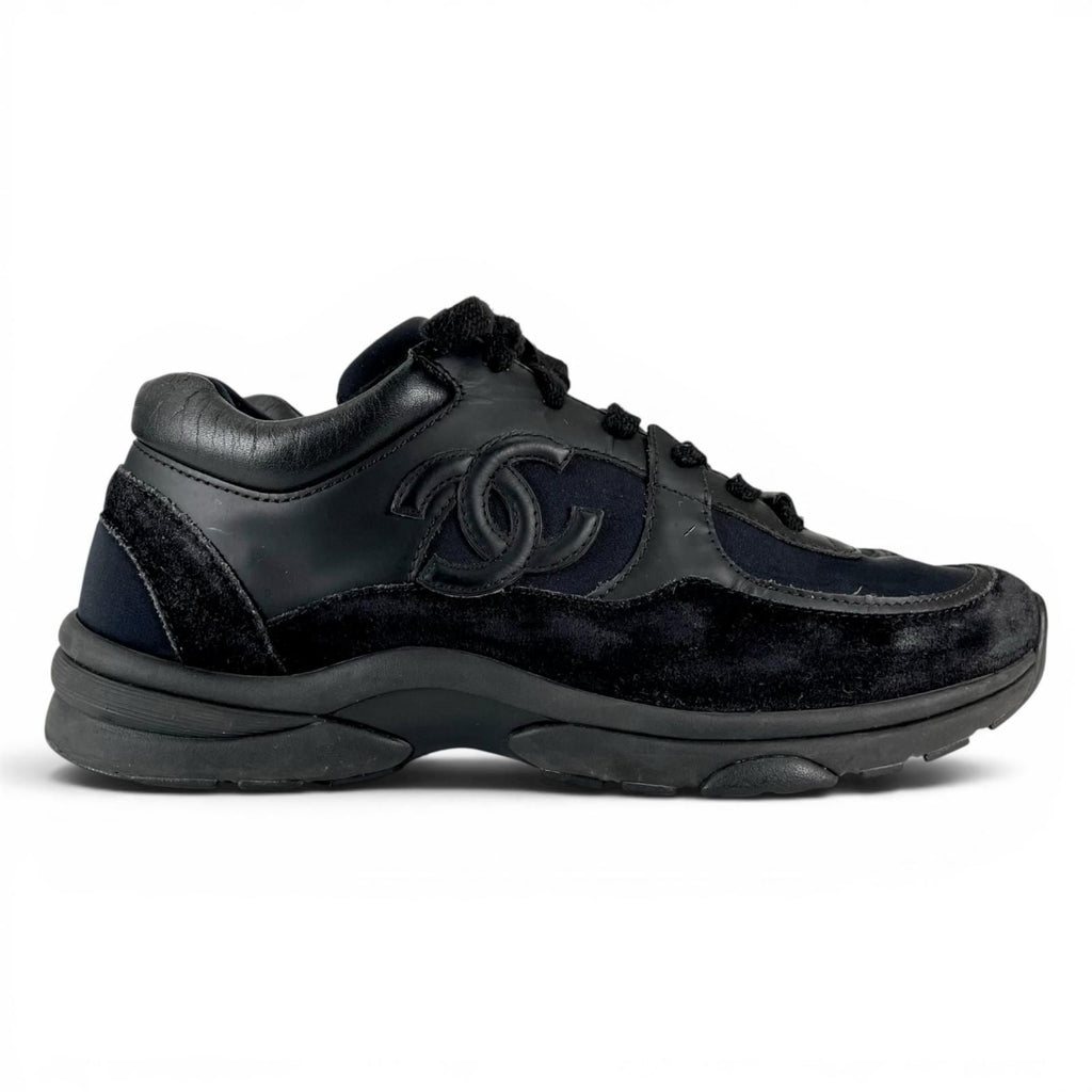 Chanel Suede Leather with CC Logo Low Cut Sneakers Black — view 4