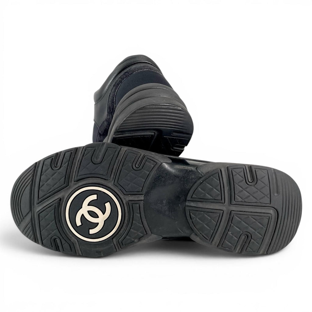 Chanel Suede Leather with CC Logo Low Cut Sneakers Black — view 7