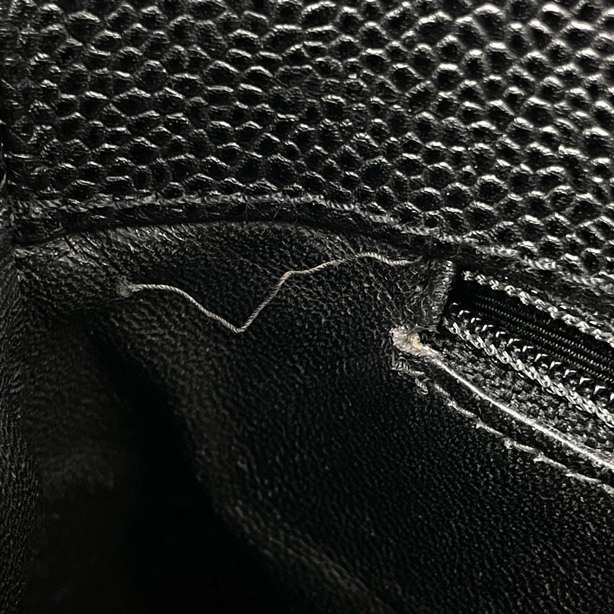 Chanel CC Logo Chain Tote Caviar Leather Black — view 9