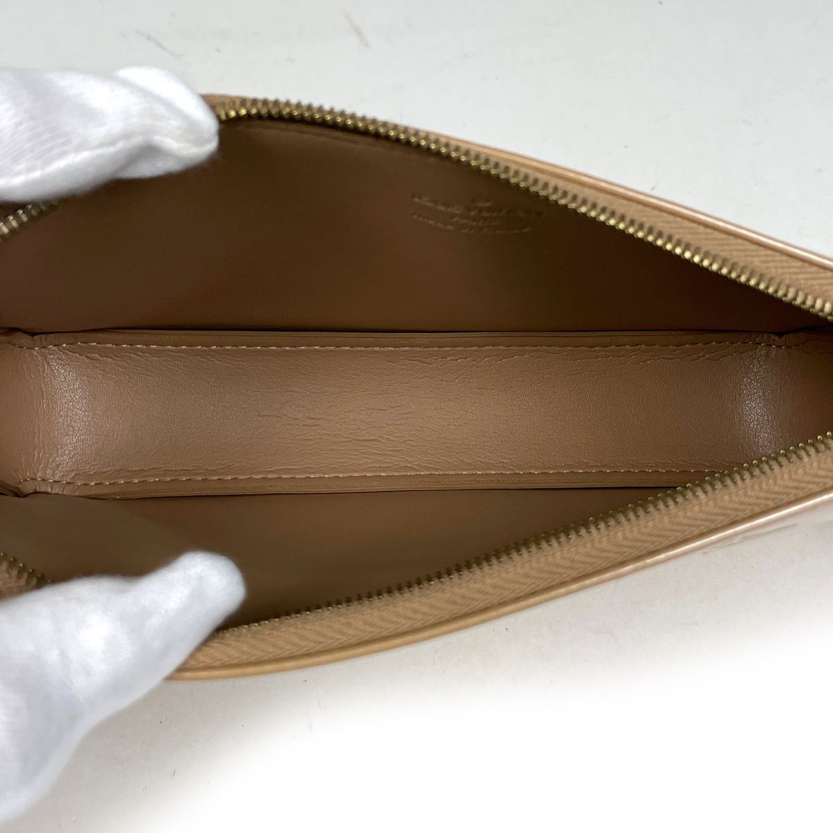 Louis Vuitton Lexington Enamel Pouch Monogram Vernis Beige — view 7