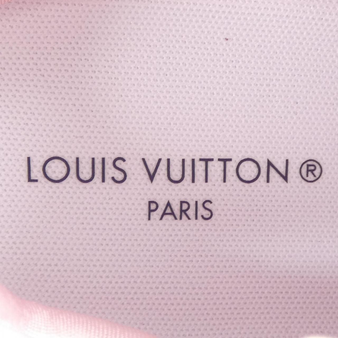 Louis Vuitton Run Sneakers — view 6