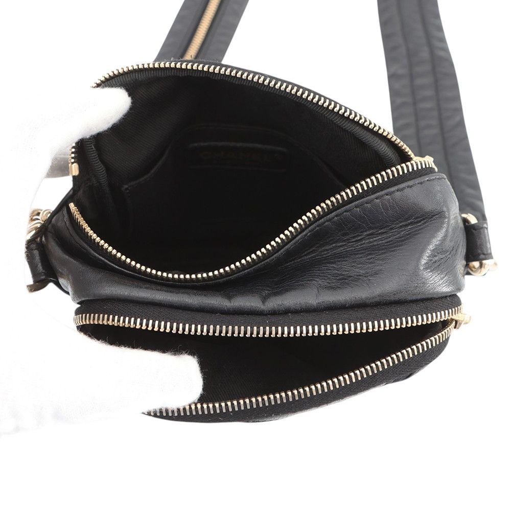 Chanel Shoulder Bag CC Logo Leather Black — view 5