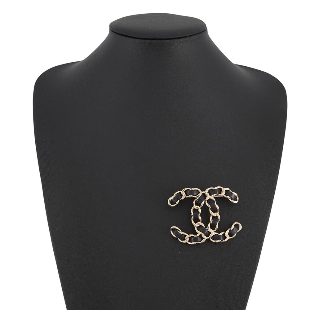 Chanel Brooch CC Logo Leather 22 Black — view 4