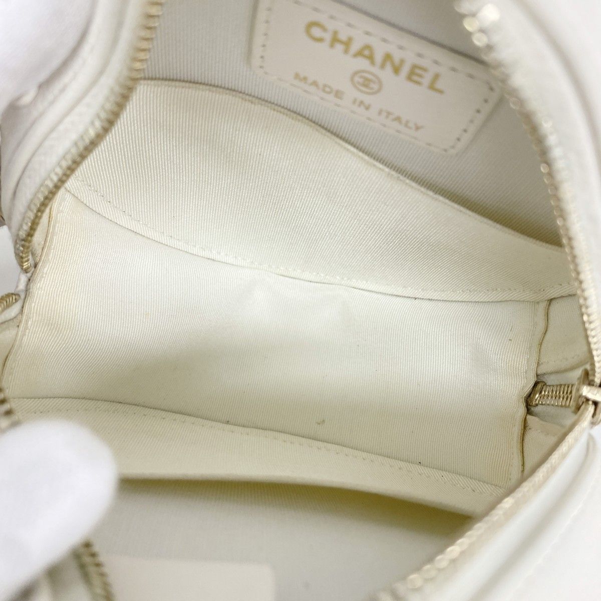 Chanel Shoulder Bag Quilted Caviar Leather White Gold — view 4