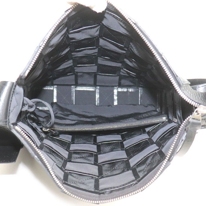 Bottega Veneta Maxi Intrecciato Cassette Shoulder Bag Black — view 4