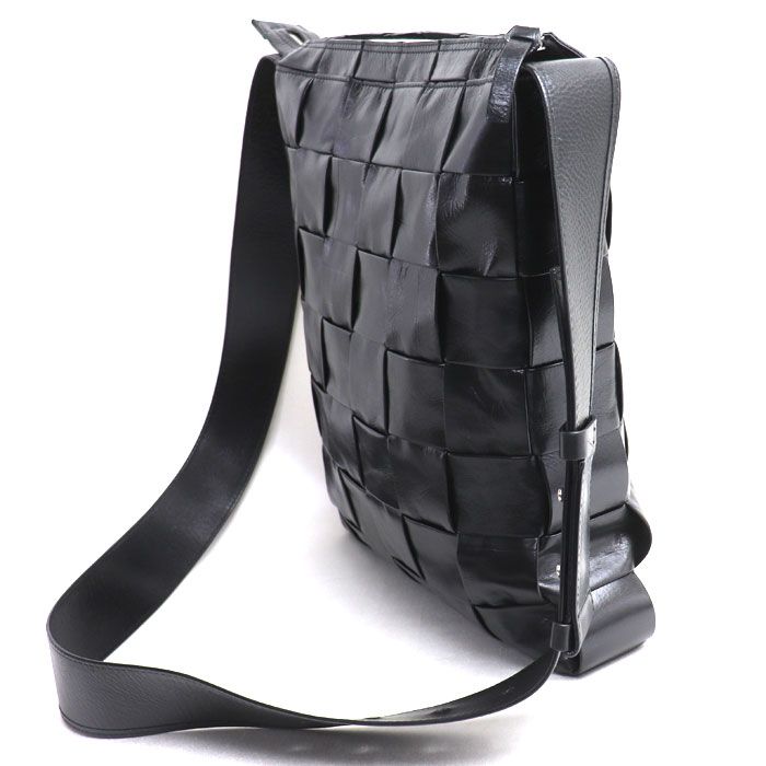 Bottega Veneta Maxi Intrecciato Cassette Shoulder Bag Black — view 2