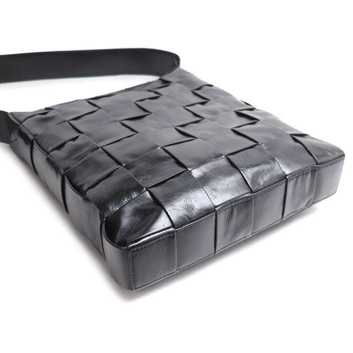 Bottega Veneta Maxi Intrecciato Cassette Shoulder Bag Black — view 3