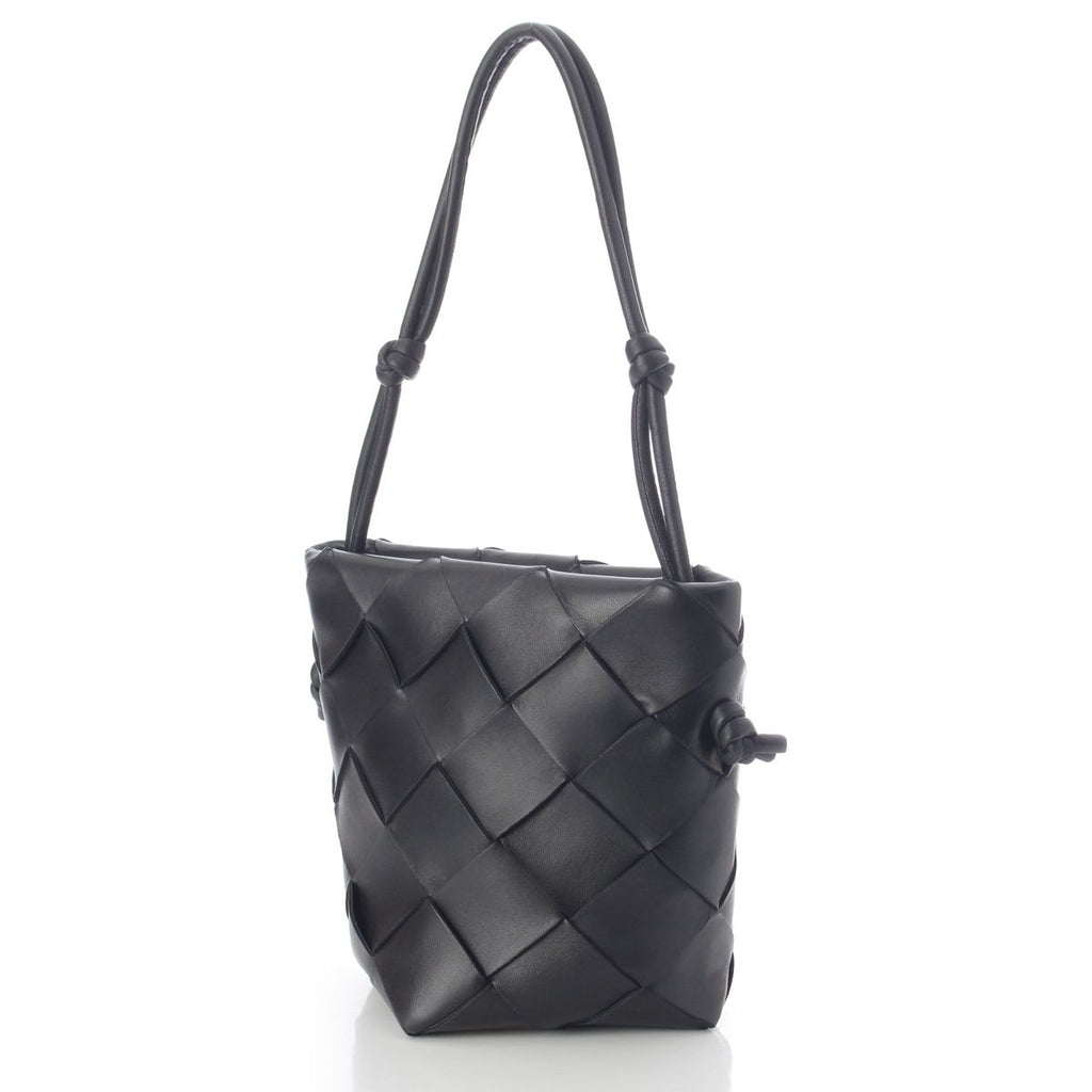 Bottega Venetas Club Maxi Intrecciato Leather Bucket Handbag Black — view 2
