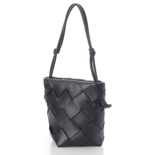 Bottega Venetas Club Maxi Intrecciato Leather Bucket Handbag Black — view 2