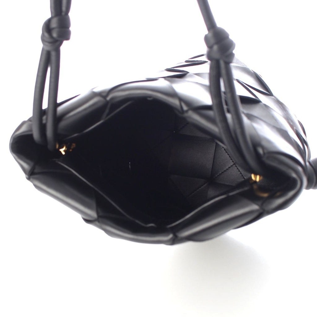 Bottega Venetas Club Maxi Intrecciato Leather Bucket Handbag Black — view 6