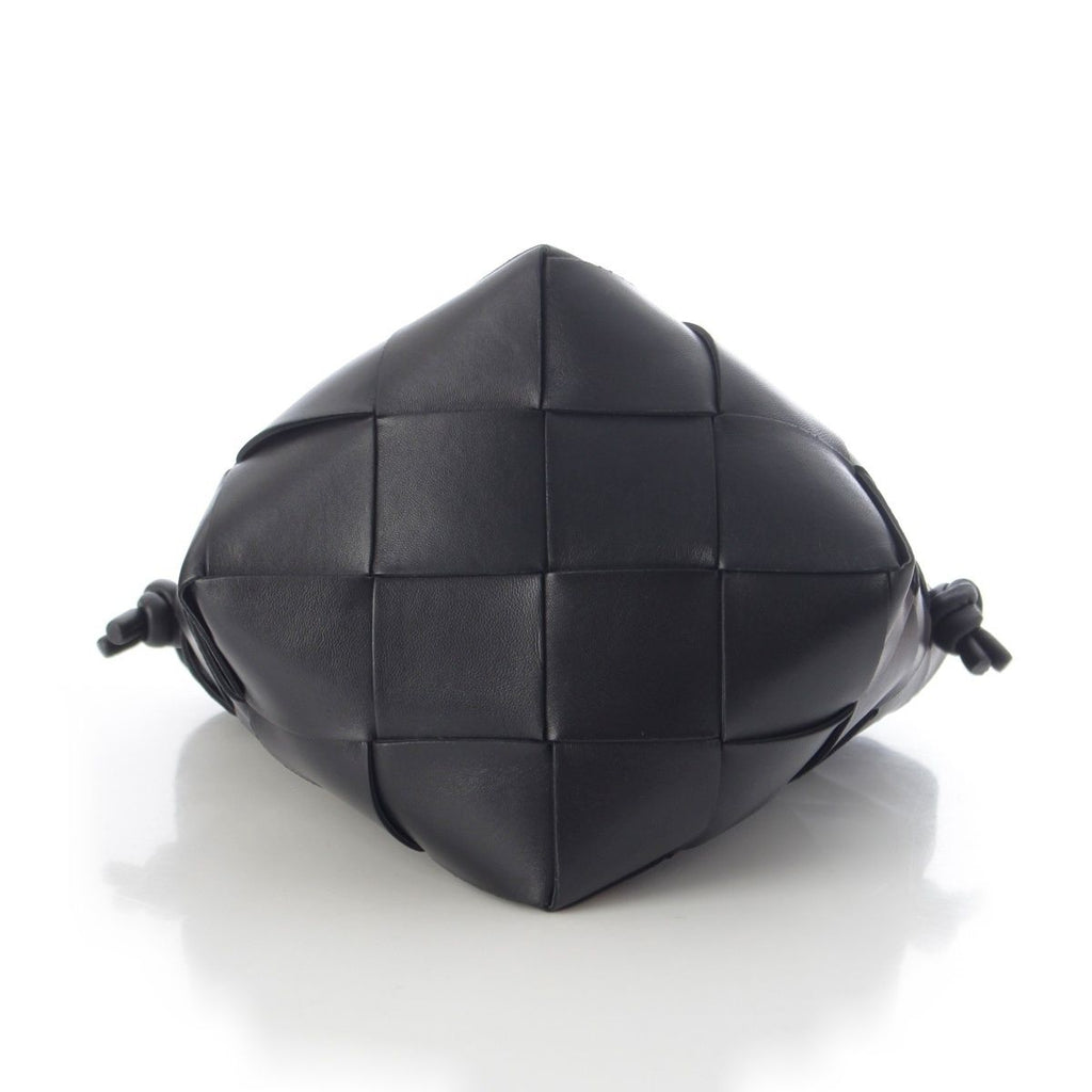 Bottega Venetas Club Maxi Intrecciato Leather Bucket Handbag Black — view 5