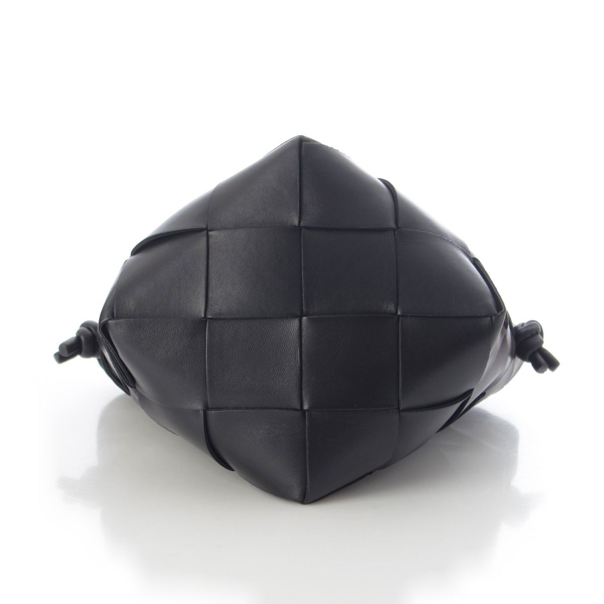 Bottega Venetas Club Maxi Intrecciato Leather Bucket Handbag Black — view 5