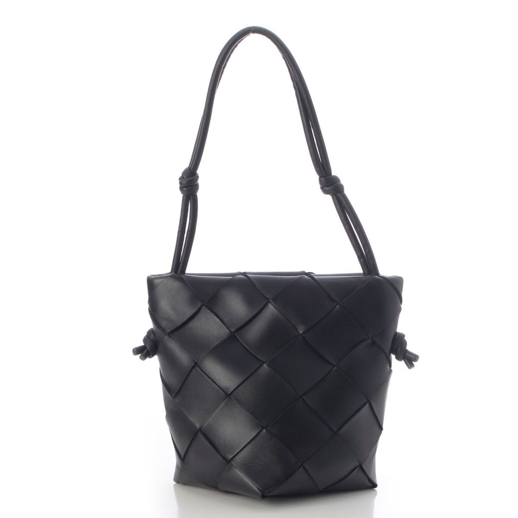 Bottega Venetas Club Maxi Intrecciato Leather Bucket Handbag Black — view 4