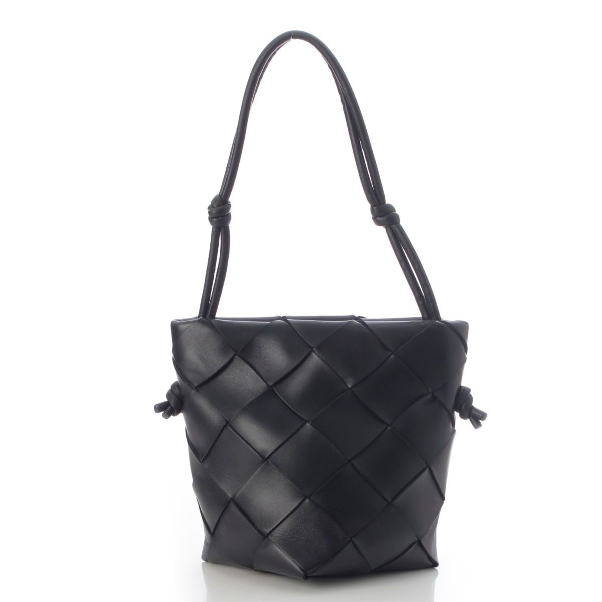 Bottega Venetas Club Maxi Intrecciato Leather Bucket Handbag Black — view 4