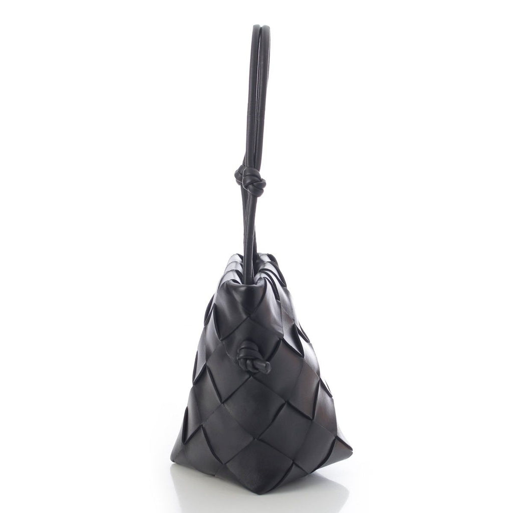 Bottega Venetas Club Maxi Intrecciato Leather Bucket Handbag Black — view 3