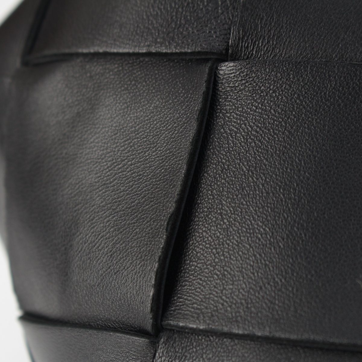 Bottega Venetas Club Maxi Intrecciato Leather Bucket Handbag Black — view 7
