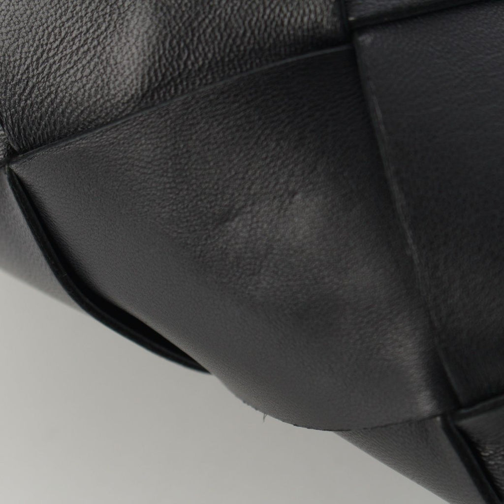 Bottega Venetas Club Maxi Intrecciato Leather Bucket Handbag Black — view 8