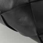 Bottega Venetas Club Maxi Intrecciato Leather Bucket Handbag Black — view 8