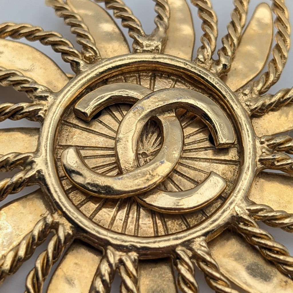 Chanel Brooch CC Logo Gold Sun Vintage — view 2
