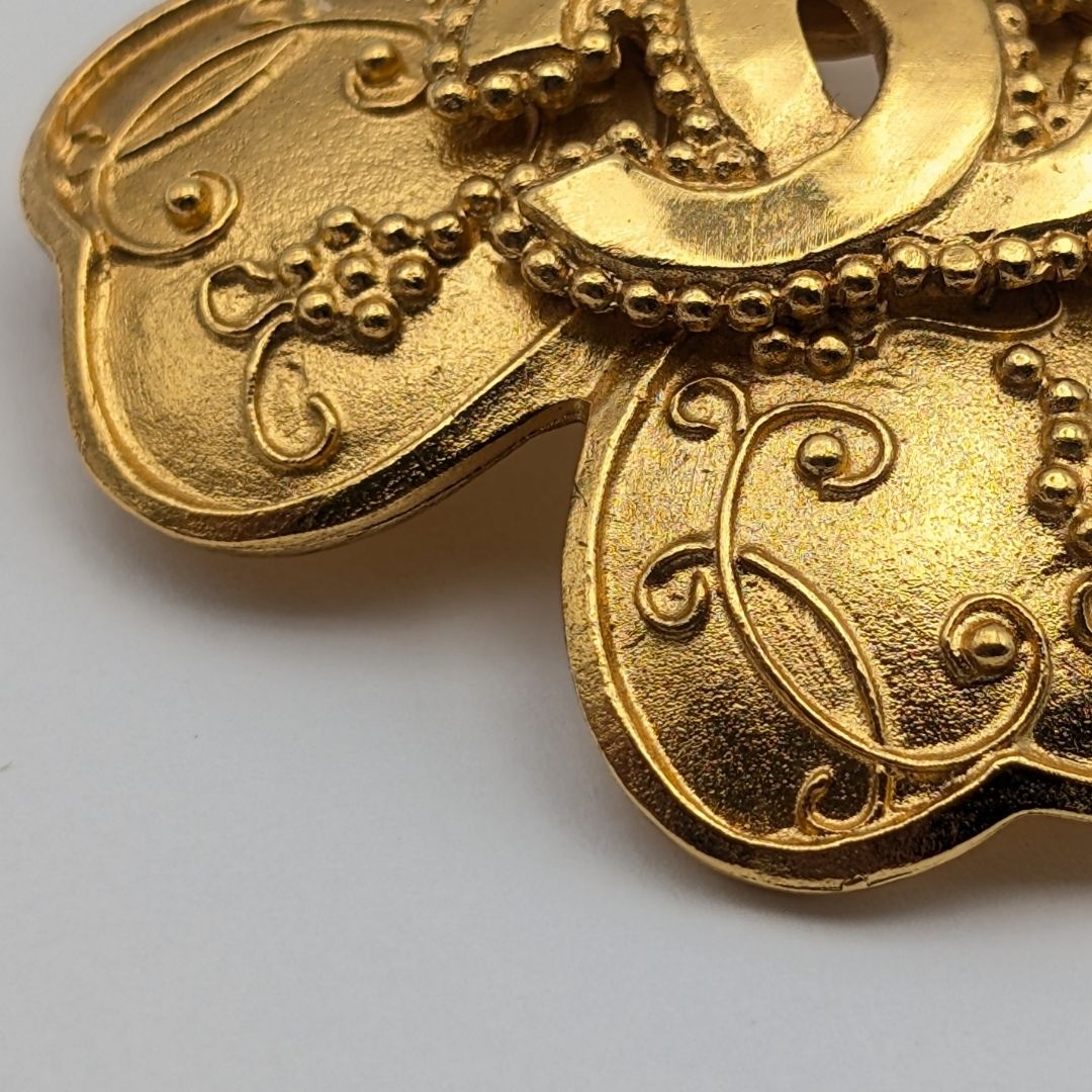 Chanel Brooch CC Logo Clover Gold Vintage — view 4