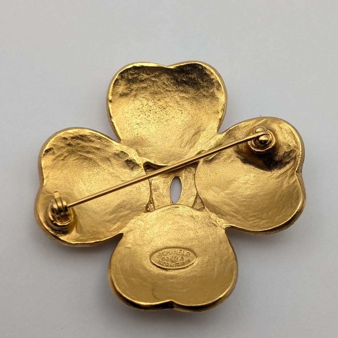 Chanel Brooch CC Logo Clover Gold Vintage — view 5